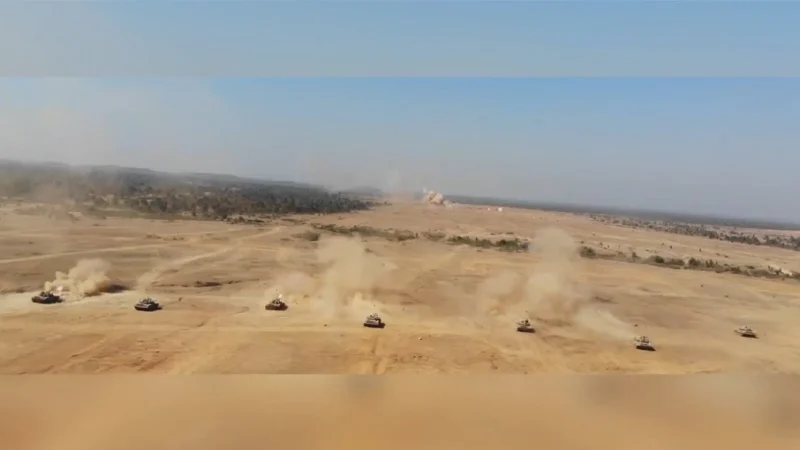 সীমান্তে অত্যাধুনিক যুদ্ধ ট্যাঙ্ক নিয়ে ভারতীয় সেনাবাহিনীর মহড়া